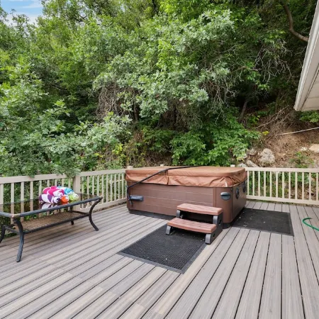 Spacious Mountain Hideaway 4 BD 3 BA W/ Hot Tub