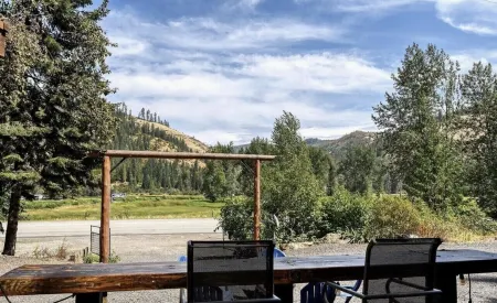 Cozy Cabin on the “Shadowy St Joe”