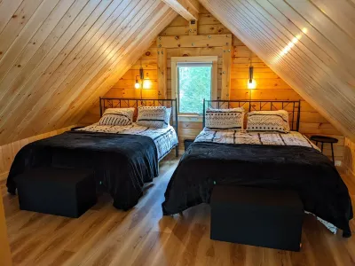 Quiet cabin in the woods with beautiful ocean views on the rocky Maine coast! Hotels near Surry Gardens