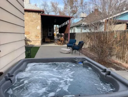 3 King Beds-Hot Tub-Firepit-Historic-Downtown