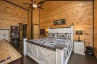 Great Location-1 Mile to Parkway/Hot Tub/Chiminea Fire Pit/Games