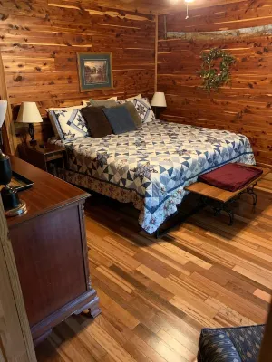 Delightful Log House on the Little Red River with Hot Tub!