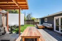 Exquisite 3-bedroom home with hot tub & firepit Hotels near Reinhardt Redwood Regional Park