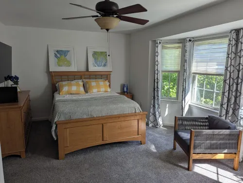 New Construction 3-bedroom townhome 3 queen beds with central AC and WiFi