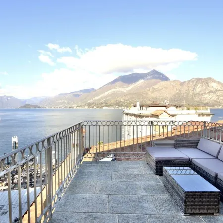 LISZT TOWER by KlabHouse-3BR Lakefront w/Terrace & AC