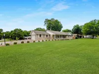 Spacious 3 bed, 2 bath home, 5 min to town square, close to Baxter Hospital