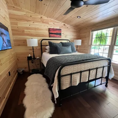 NEW ADIRONDACK LUXURY CABIN WITH YEAR-ROUND HEATED PLUNGE POOL