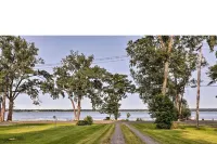 Luxury lakefront apartment - and a pool! Pool open Memorial Day - Labor Day.