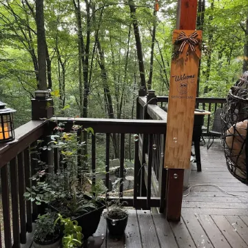 Cherry Log Chic - Perfectly Positioned Between Blue Ridge & Ellijay