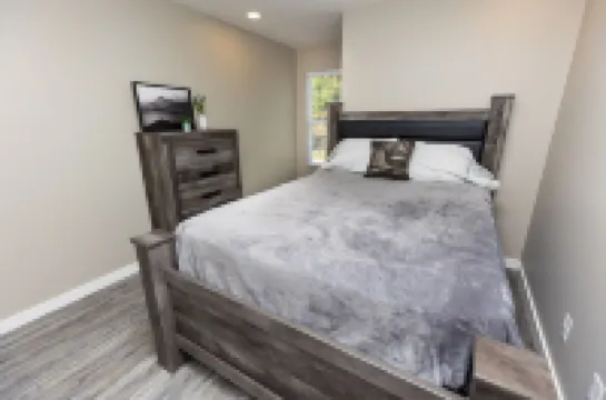 Quiet and cozy new townhome minutes from the mall exit.