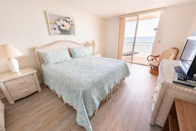 2 Bedroom, 2 Bath on The Beach. Quiet Beach Without The Crowds.