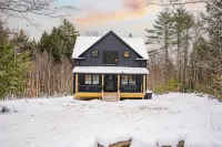 NEW Chalet 6 minutes from Sunday River! Hot tub, Sauna, Sleeps 12, Dog Friendly!
