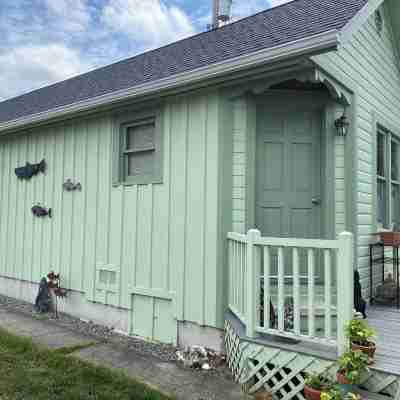 LoveJoy Cottage in quaint historic Coupeville. views of Penn Cove - Pet friendly Hotel Exterior