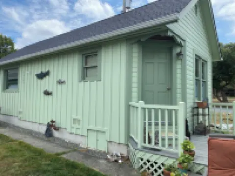 LoveJoy Cottage in quaint historic Coupeville. views of Penn Cove - Pet friendly