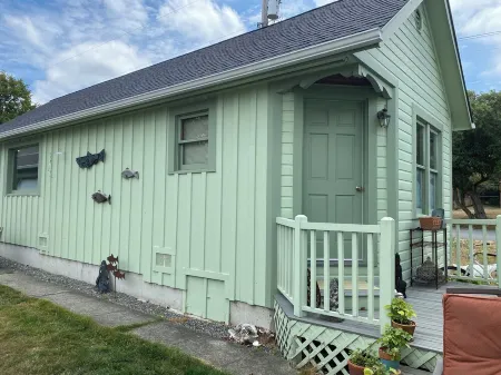 LoveJoy Cottage in quaint historic Coupeville. views of Penn Cove - Pet friendly Отели рядом с достопримечательностью «Lavender Wind Farm»
