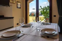 "La Picchiera" 2-room apartment with kitchen and garden, surrounded by vineyards 拉莫拉住宿飯店