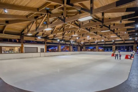 Fremont Crossing home steps to Village and SHARC.  Sharc Passes, New Hot Tub