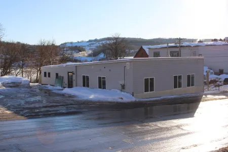 Up North Luxury w/Unmatched Charm! 2 miles to MTU! Отели в г. Ханкок