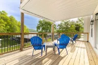 Modern Lakeside Chalet - Large Deck - Pontoon Rentals - BBQ Grill - Boat Slip