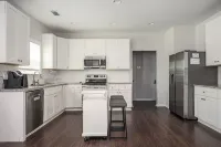 7BR - Family Friendly Stay ~10 mins from Airport