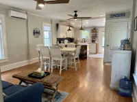Cozy Cottage - quaint and comfy - 5 blocks to the beach, 1 block to Mason Ave.