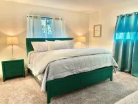 Enjoy Artisan Bread ❤️ Quiet Rambler + Historic Park, Firepit, Pets, 2 Car Garage