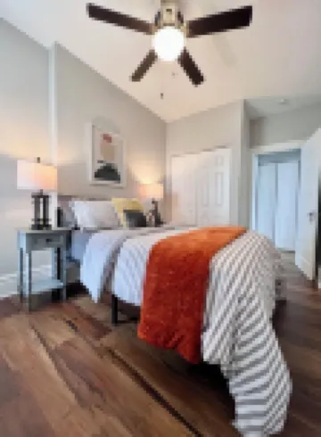 Spacious 3 Bedroom Sleeps 5 - Walk to Botanical Garden - Long Term Pet Friendly