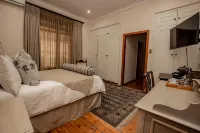 Kleine Constantia Boutique Guest House Hotels near Orlando West Regional Park