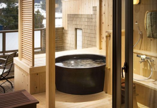 츠루기 코이즈키 온천 시설의 따뜻한 풍경