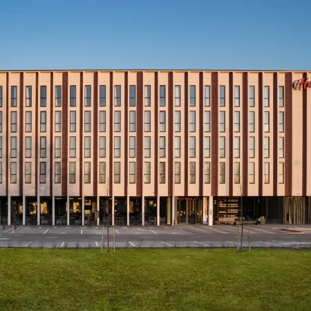 Hampton by Hilton Riga Airport Отели рядом с достопримечательностью «Золитуде»