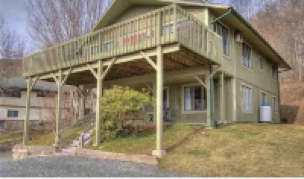 Fox Crossing - Mountain Views, Game Room & Pet-Friendly Cabin