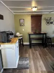 Charming cottage minutes away from Downtown