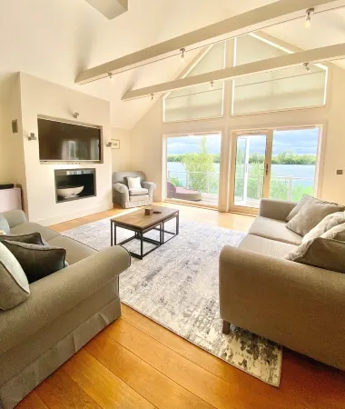 Large 4 Bedroom Lakeside Holiday lodge in the Cotswold. Sleeps 8-10