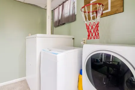 Walk To Aggieville from Brick Cottage with Man Cave, Shuffle Board, Back Yard Отели рядом с достопримечательностью «Flint Hills Discovery Center»