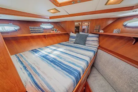 Charming 2-bedroom boat in amazing Manteo WiFi, AC, fitness room, pool, kayaks