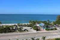 Bonita Beach & Tennis-Completely Remodeled/Fireplace-Steps to Beach & Restaurant