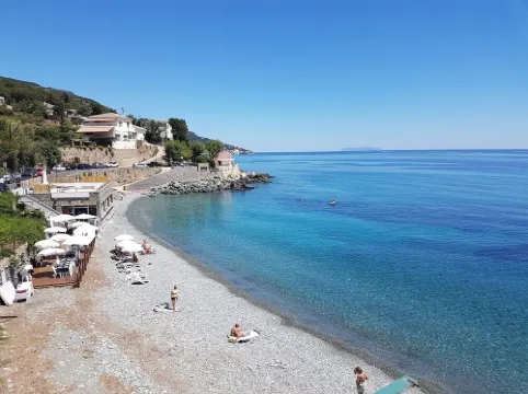 Apartment in house with swimming pool between sea and mountains 聖馬蒂諾－迪洛塔酒店