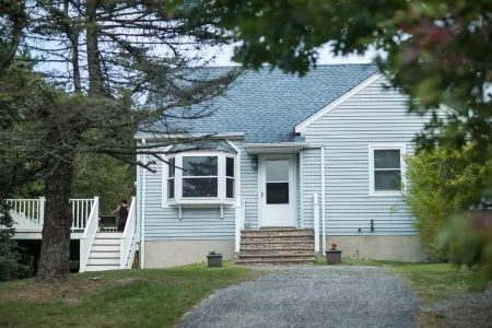 Beautiful accommodations and refreshing pool in a serene setting Отели в г. Саутгемптон