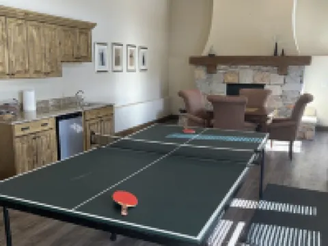 Sunny 5 Bd Mountain Home-Gorgeous View-Perfect for 2 or MultiGen Families-HotTub Hotels in Summit Park