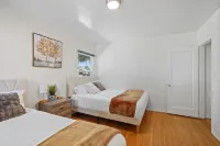 Pool - Game Room - FirePit - Free Parking - Sleeps 12 - Riverside Summer Getaway - บังกะโล