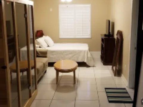 ⭐  Beautiful Private Backyard Resort Heated Pool/Spa Downtown & Beaches Hotels in Jensen Beach