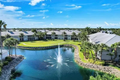 Newly updated beautiful  condo in Naples Florida on Golf Course Beach nearby