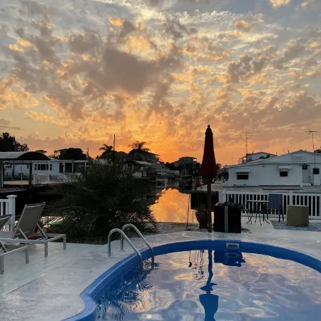 Beautiful & Meticulously Clean ~ Waterfront Bungalow ~ Pool!