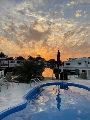 Beautiful & Meticulously Clean ~ Waterfront Bungalow ~ Pool!