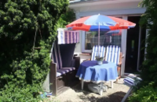 Middle row house near the beach, quiet location but in the middle of life