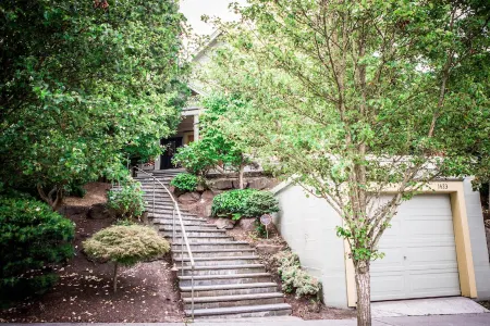 THE GREENLAKE BUNGALOW - center of seattle Отели рядом с достопримечательностью «Sakya Monastery of Tibetan Buddhism»