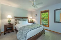 Garden Cottage 2.5 Miles to Downtown With Private, Wooded Surroundings