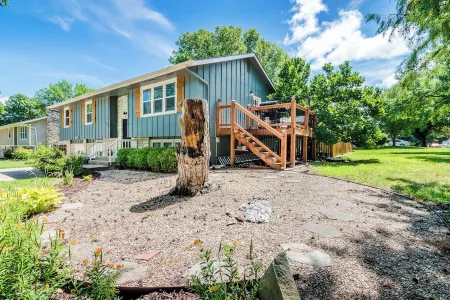 Tailgate House Near Stadium! Fire pit, basketball ct, pool table! Cozy and fun! Отели рядом с достопримечательностью «Kansas State University Gardens»