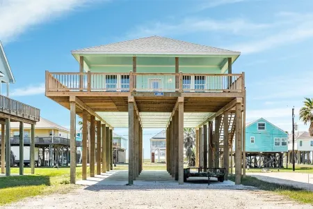 Spacious, Quiet 3Br Getaway, Seconds from the Beach, Large Deck for Sunning