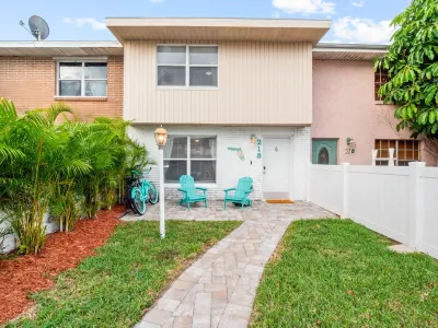 Beachside Space Coast Townhouse, walk to the beach, pet friendly Beachwave Beachwear 6 주변 호텔